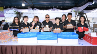 กองการจัดสรรน้ำ ร่วมโรงครัวพระราชทาน แจกน้ำ-อาหาร แก่ประชาชนที่เข้าถวายสักการะพระบรมศพฯ