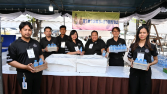 กองการจัดสรรน้ำ ร่วมโรงครัวพระราชทาน แจกน้ำ-อาหาร แก่ประชาชนที่เข้าถวายสักการะพระบรมศพฯ